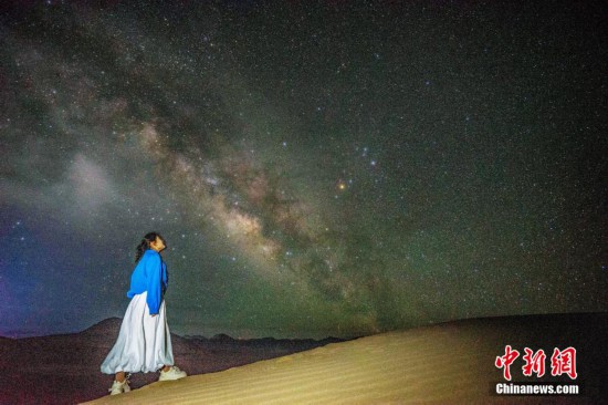 圖為6月20日晚，游客在西藏阿里暗夜公園與銀河“合影”。曹枝清 攝