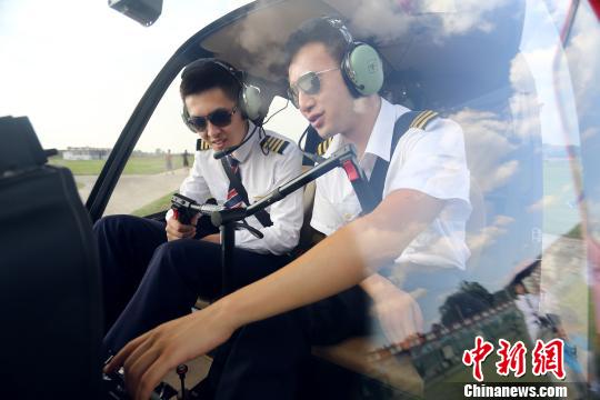 四川一高校開設(shè)直升機(jī)駕駛專業(yè)未來年薪可達(dá)60萬