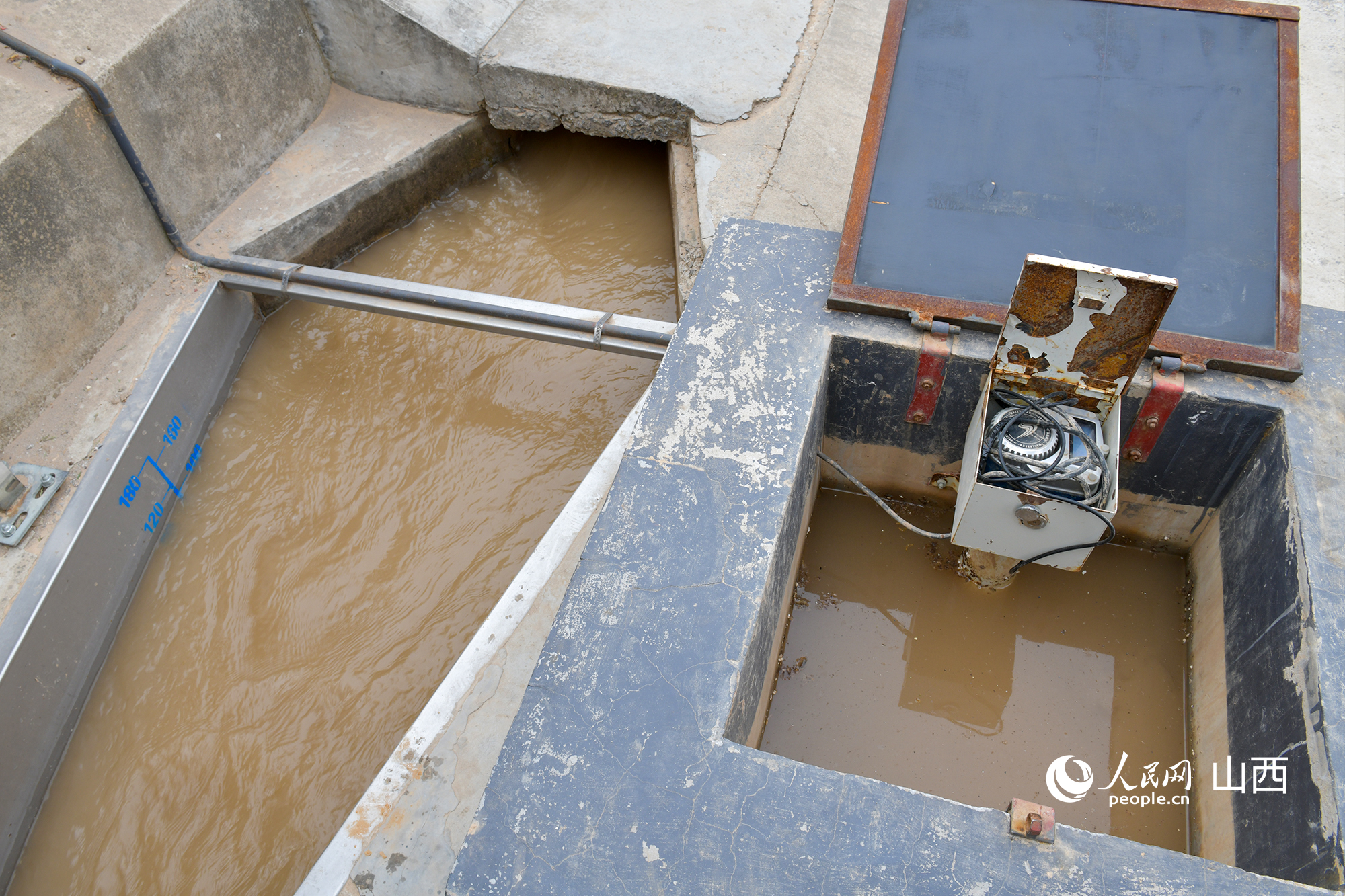 灌區(qū)渠口的計(jì)量設(shè)施。人民網(wǎng)記者 焦搏文攝