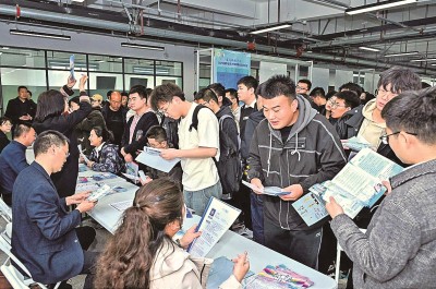 2024年3月，在蘭州大學(xué)2024屆畢業(yè)生大型春季綜合雙選會(huì)現(xiàn)場(chǎng)，青年學(xué)子踴躍報(bào)名西部用人單位。 蘭州大學(xué)供圖