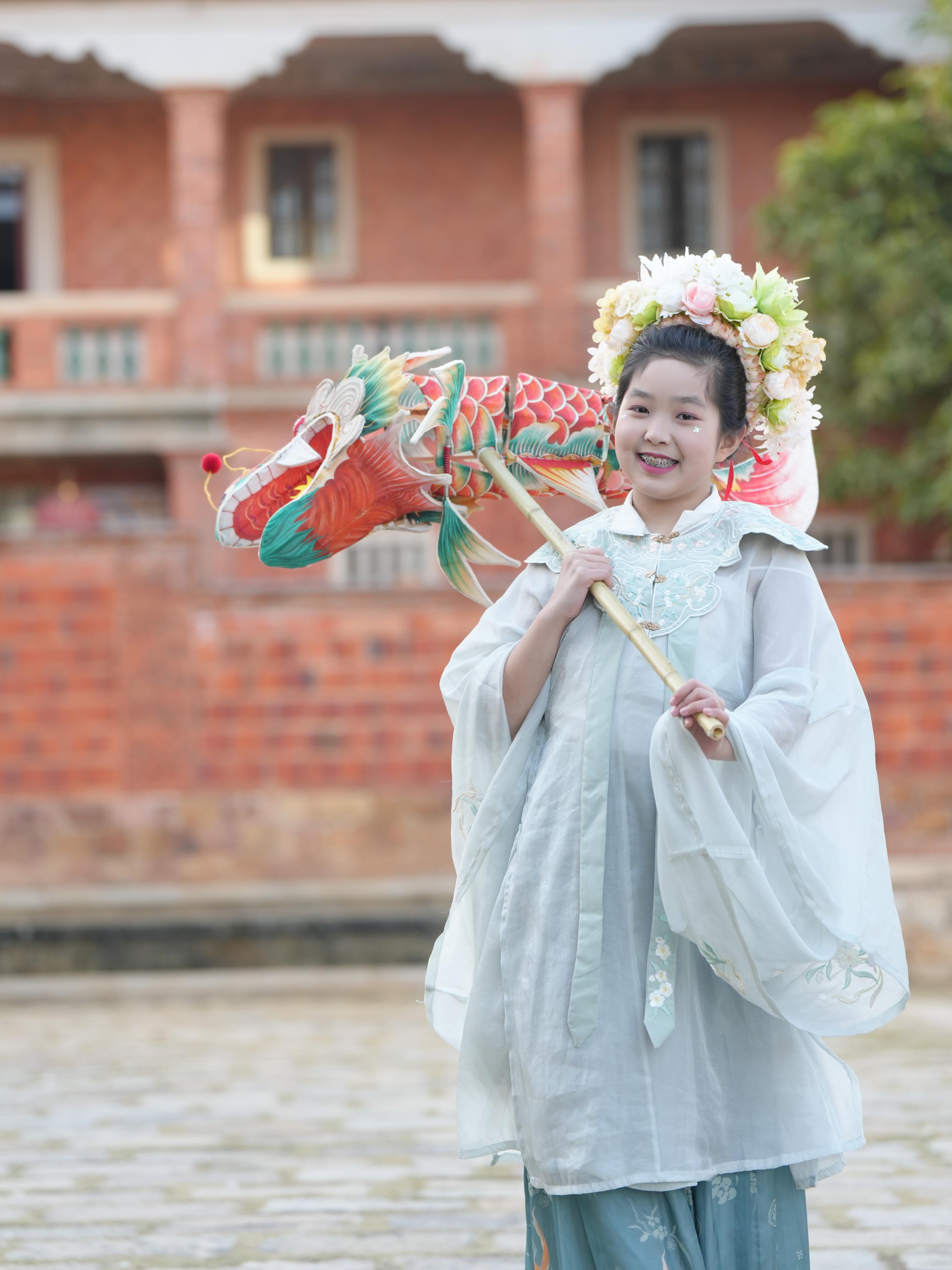 在泉州，沈女士為女兒拍下頭戴簪花的照片。受訪者供圖