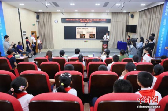 廣州中醫(yī)藥大學(xué)副校長、廣東省中醫(yī)院院長張忠德向?qū)W生講述“抗戰(zhàn)中的中醫(yī)藥”。吳遠(yuǎn)團(tuán) 攝