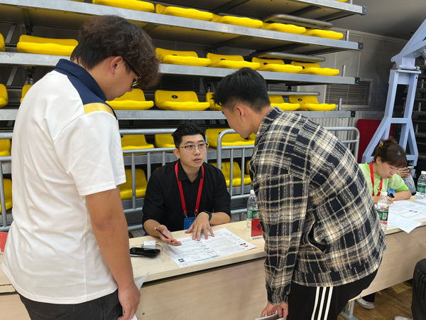 招聘會(huì)上，老師為畢業(yè)生開(kāi)展就業(yè)指導(dǎo)。校方供圖