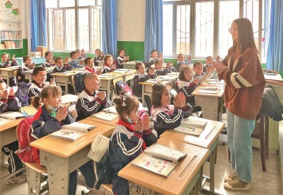 2023年5月，西北師范大學(xué)學(xué)生在新疆阿克蘇地區(qū)溫宿縣吐木秀克鎮(zhèn)第一小學(xué)實(shí)習(xí)支教。 卓杰攝