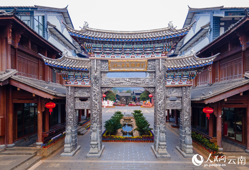 1.新華村耗銀近2.8噸建設(shè)的銀牌坊。人民網(wǎng)記者 符皓攝 1.新華村耗銀近2.8噸建設(shè)的銀牌坊。人民網(wǎng)記者 符皓攝