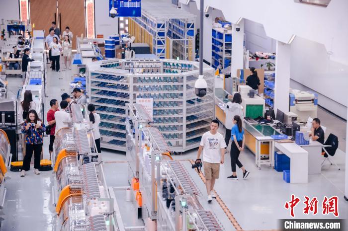 圖為莆田雙馳鞋業(yè)個性化定制示范工廠?！±钅宪?攝