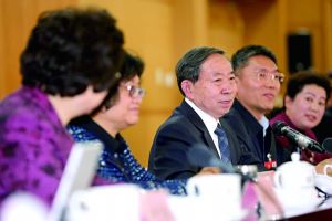 3月8日，全國政協(xié)舉行教育界別聯(lián)組會(huì)議，教育部部長袁貴仁右三到會(huì)聽取建議。