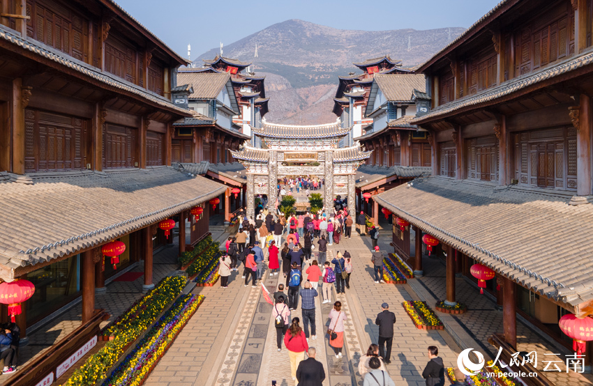 游客打卡新華村。人民網(wǎng)記者 符皓攝 游客打卡新華村。人民網(wǎng)記者 符皓攝