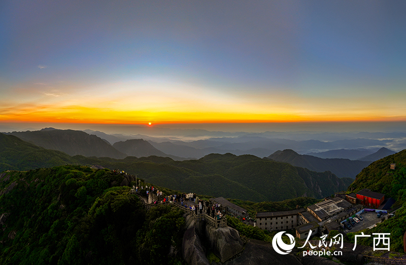 紅日破云而出。人民網(wǎng) 雷琦竣攝