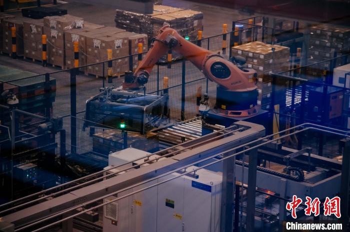 百威雪津啤酒莆田基地釀造幾乎都由自動(dòng)化生產(chǎn)線完成，年產(chǎn)能達(dá)200萬(wàn)噸?！±钅宪?攝