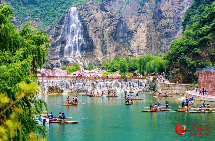 泛舟水上，成為酷熱夏季的一個(gè)避暑良方。人民網(wǎng)記者 王佩攝