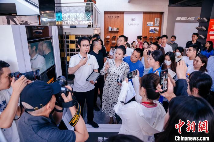 定制示范工廠可從腳型測量儀采集數(shù)據(jù)，按需進(jìn)行“私人訂制”?！±钅宪?攝