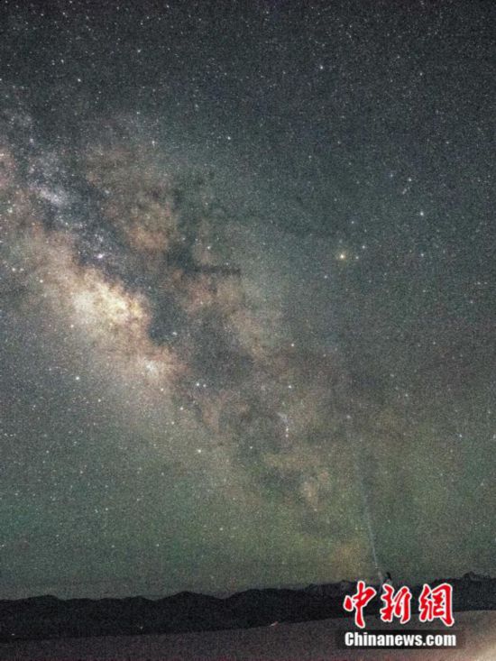 圖為6月20日晚游客在西藏阿里暗夜公園，與銀河“合影”。曹枝清 攝