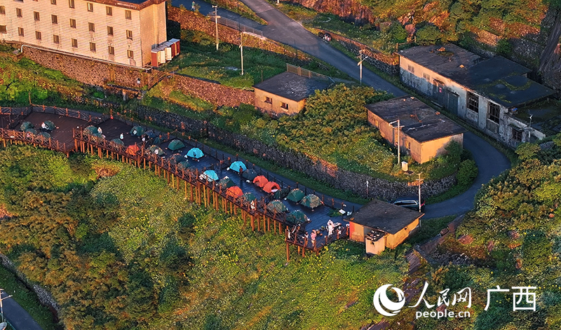 山頂露營區(qū)。人民網(wǎng) 雷琦竣攝