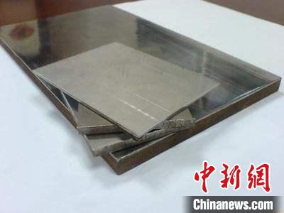 企業(yè)展示的金屬復(fù)合材料產(chǎn)品?！垕I子 攝