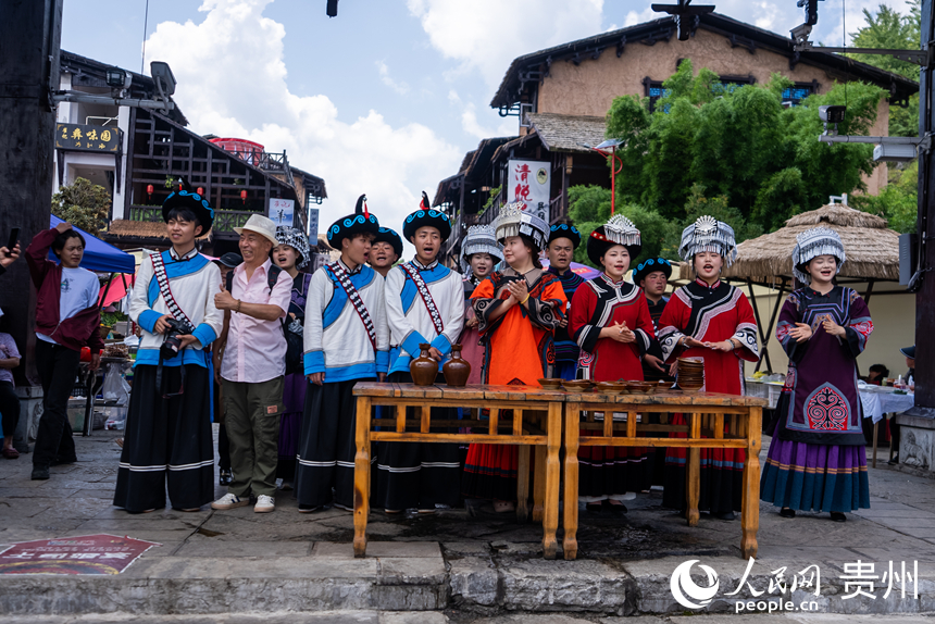 海坪文化小鎮(zhèn)里熱情的彝家“攔門酒”。人民網(wǎng)記者 涂敏攝