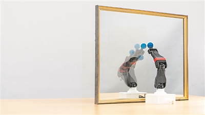  圖為機(jī)器人觀察自己在鏡子中的倒影，學(xué)習(xí)自身的形態(tài)和運(yùn)動學(xué)，實現(xiàn)自主模擬。圖片來源：美國哥倫比亞大學(xué)