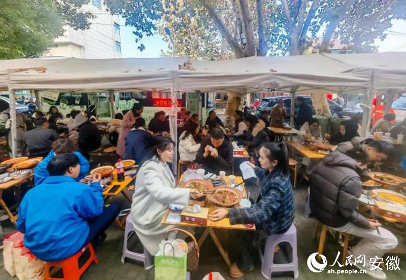 迎春街上，游客們品嘗廣德燉鍋。人民網(wǎng)記者 王銳攝