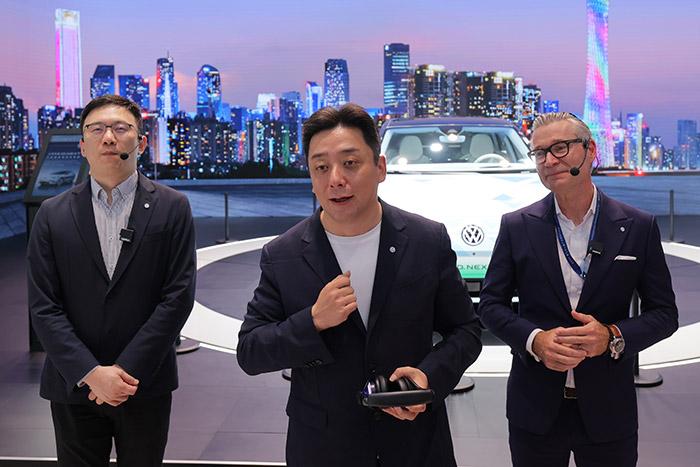 11月17日，上汽大眾汽車有限公司銷售與市場執(zhí)行副總經(jīng)理、上海上汽大眾汽車銷售有限公司總經(jīng)理俞經(jīng)民(中間)參加廣州車展展臺活動。 上汽大眾 供圖