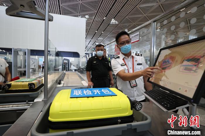 6月25日，在?？诿捞m國際機場T2航站樓，工作人員對完成改造的設備進行模擬測試?！∈Y啟明 攝