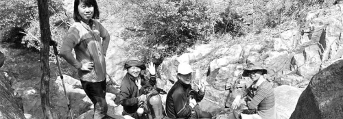 近日,資深驢友隨哥組織驢友到濟南仲宮太甲山游玩。圖為驢友正在山路上休息。隨哥供圖