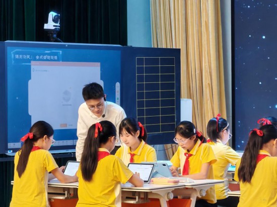 重慶科學城樹人思賢小學校教師執(zhí)教“S2C”示范課。