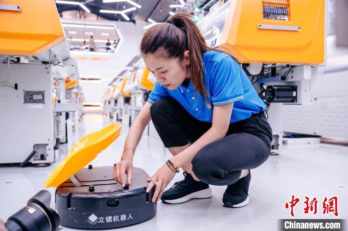 圖為員工在調(diào)試AGV搬運機(jī)器人?！±钅宪?攝