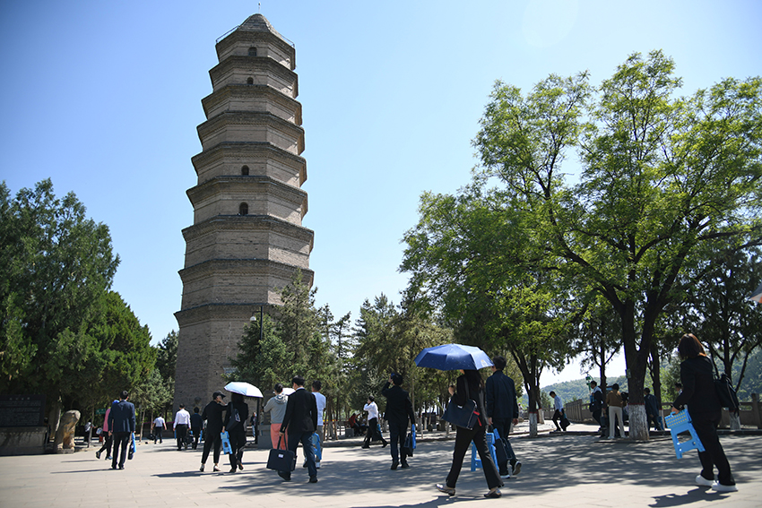 圖為2024年5月7日，游客在延安寶塔山參觀。 新華社記者 張博文 攝