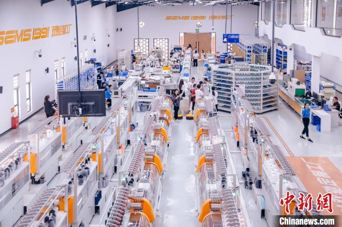 “高質(zhì)量發(fā)展調(diào)研行”主題采訪活動來到福建莆田雙馳鞋業(yè)個性化定制示范工廠?！±钅宪?攝